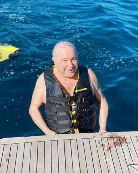 Как выглядит 74-летний Петросян в одних плавках и спасательном жилете