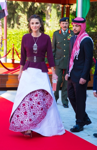 Королева Бельгии надела сверкающие штаны, которым позавидует Кардашьян