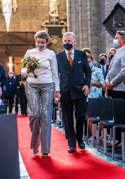 Королева Бельгии надела сверкающие штаны, которым позавидует Кардашьян