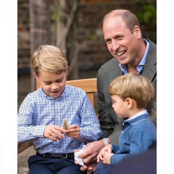 Оделись в одном стиле: Кейт Миддлтон и принц Уильям показали новые фото с детьми