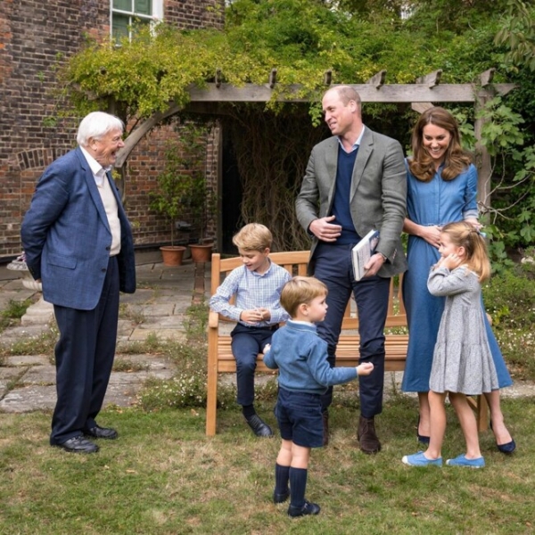 Оделись в одном стиле: Кейт Миддлтон и принц Уильям показали новые фото с детьми