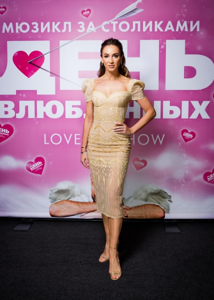 Ольга Бузова посетила театр в своем самом изысканном платье