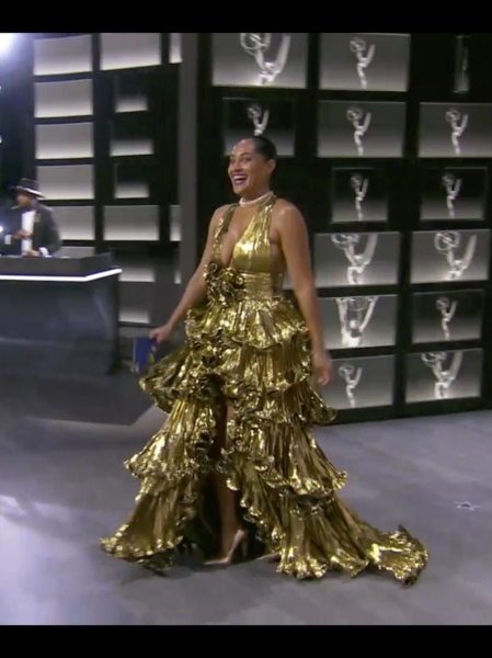 Пижамы и золотые платья: наряды звезд на «Эмми-2020»