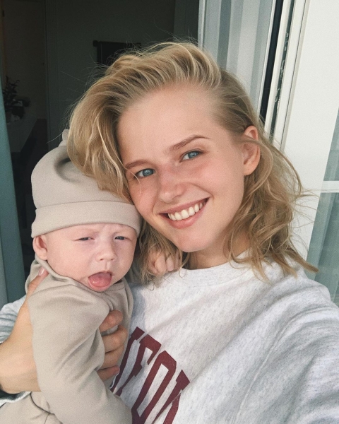 Саша Бортич поделилась первым селфи с новорожденным сыном