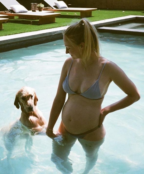 Софи Тернер показала, как выглядела беременной без одежды
