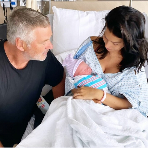 У 62-летнего Алека Болдуина и его жены родился пятый ребенок: первое фото малыша