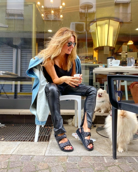 Узкие кожаные брюки и джинсовка: Жанна Бадоева — в стильном осеннем образе