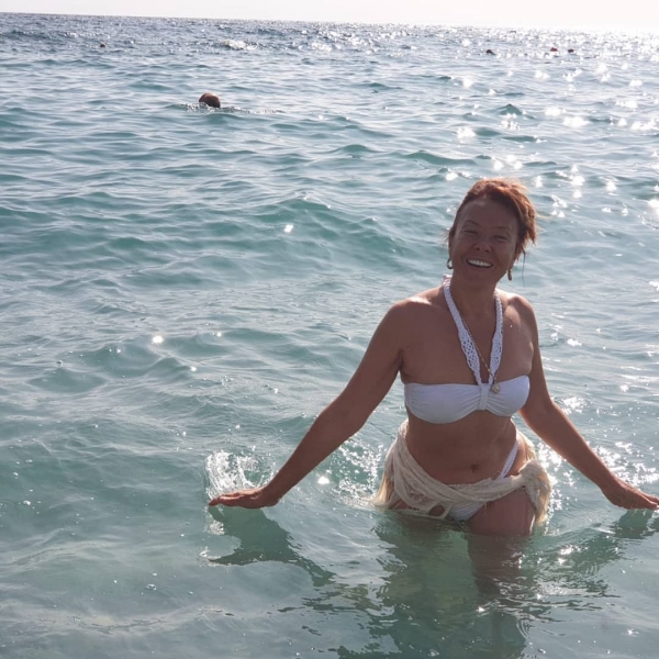 Афродита: 56-летняя Азиза показала фигуру в купальнике