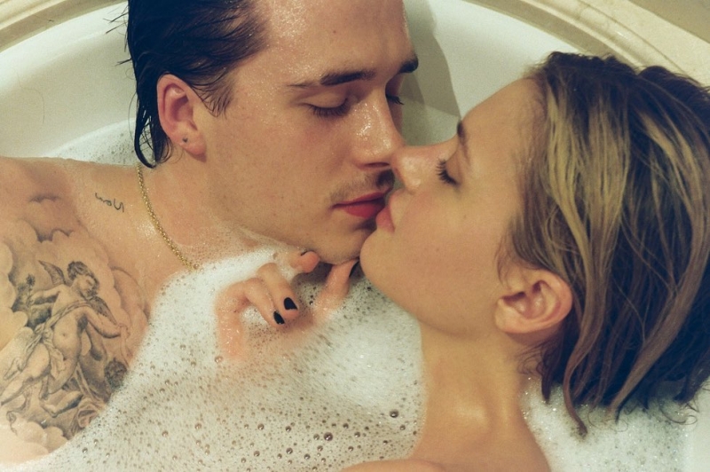 Бекхэм и Пельтц отметили годовщину голыми фото в ванной