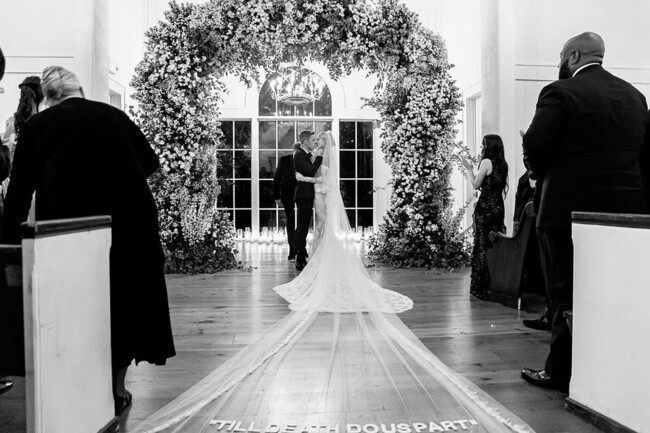 Джастин Бибер сладко признался в любви жене в их годовщину свадьбы: трогательное фото супругов