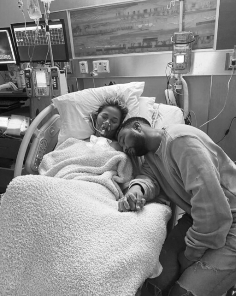 Джон Ледженд и Крисси Тейген потеряли третьего ребенка: фото пары из клиники