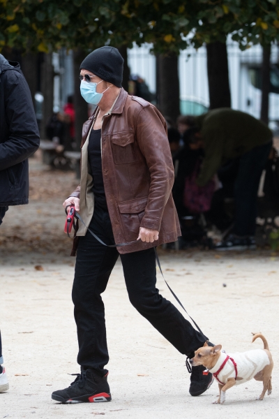 Милота: Жан-Клод Ван Дамм выгуливает крошечную собачку в свитере