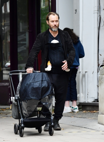 Папаша дня: Джуд Лоу корчит рожицы малышу на прогулке