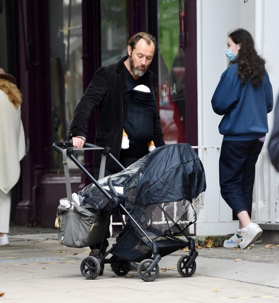 Папаша дня: Джуд Лоу корчит рожицы малышу на прогулке