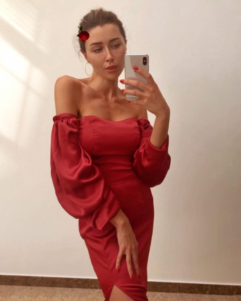 Платье за 6 тысяч и роза в волосах: дерзкий образ дочери Заворотнюк