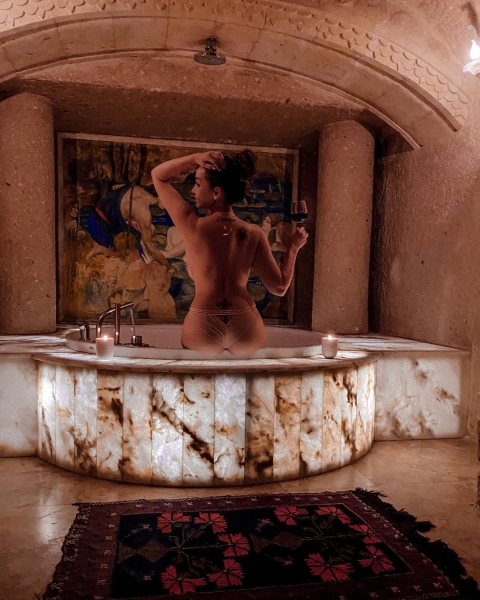Прекрасные изгибы: Анфиса Чехова сделала фото топлес в ванной