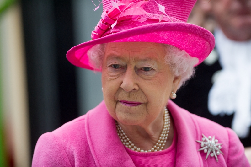 Снова в свет: Елизавета II похорошела после карантина