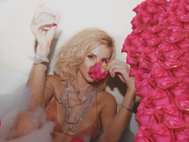Светлана Лобода в свой день рождения снялась в прозрачном бра в ванне с розами (фото)