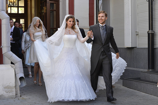 Устаревшее или модное: в сети спорят о свадебном платье Бородиной
