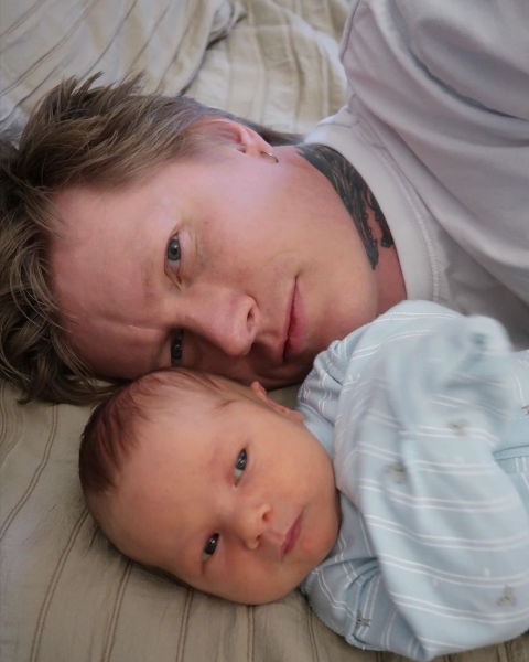 Вокалист Little Big Антон Лиссов впервые показал новорожденного сына