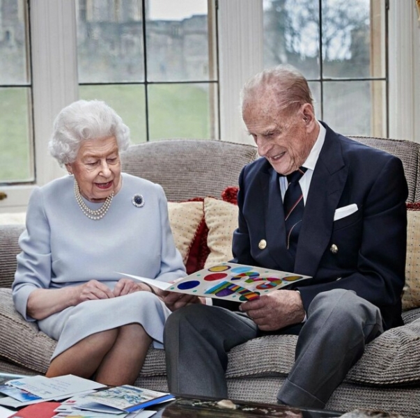 73-я годовщина свадьбы: Елизавета II и принц Филипп на милом фото рассматривают открытку от правнуков