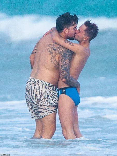 Адама Ламберта застали за поцелуями с бойфрендом на пляже: фото