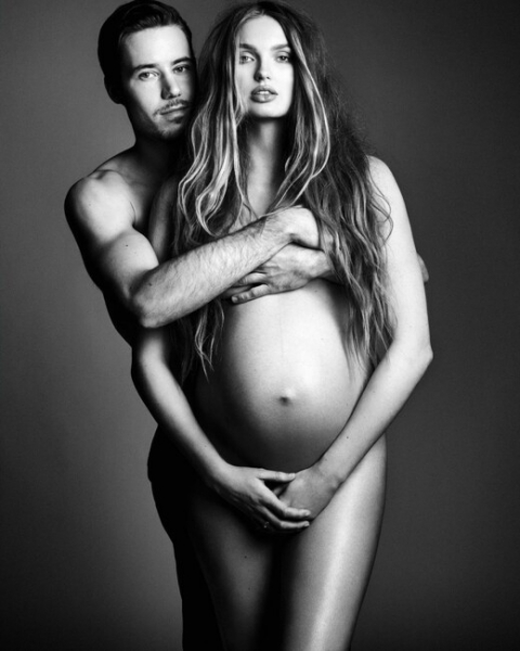 Беременная "ангел" Victoria's Secret  позировала полностью обнаженной (фото)
