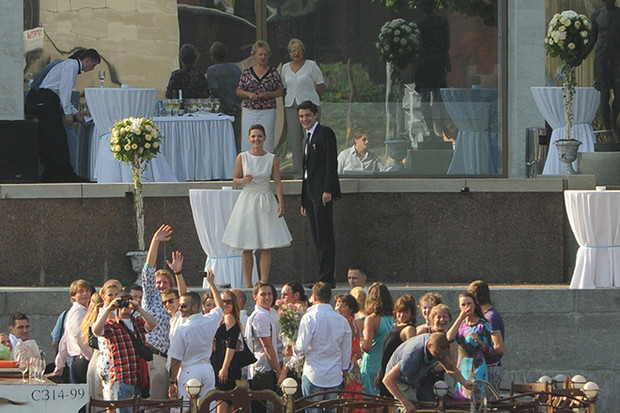 Беременная Кети Топурия вышла замуж в идеальном свадебном мини-платье