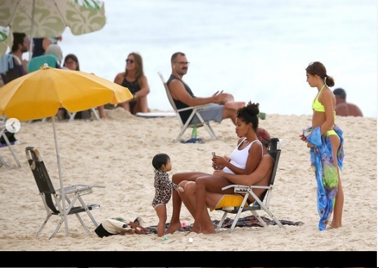 Бывший муж Беллуччи прогулялся с молодой супругой и маленькой дочкой по пляжу: фото