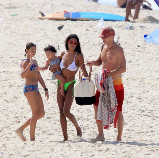 Бывший муж Беллуччи прогулялся с молодой супругой и маленькой дочкой по пляжу: фото