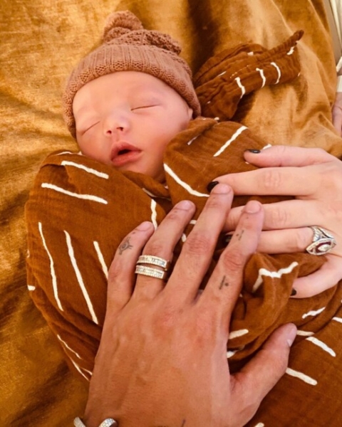 Эшли Симпсон в третий раз стала мамой и показала новорожденного малыша