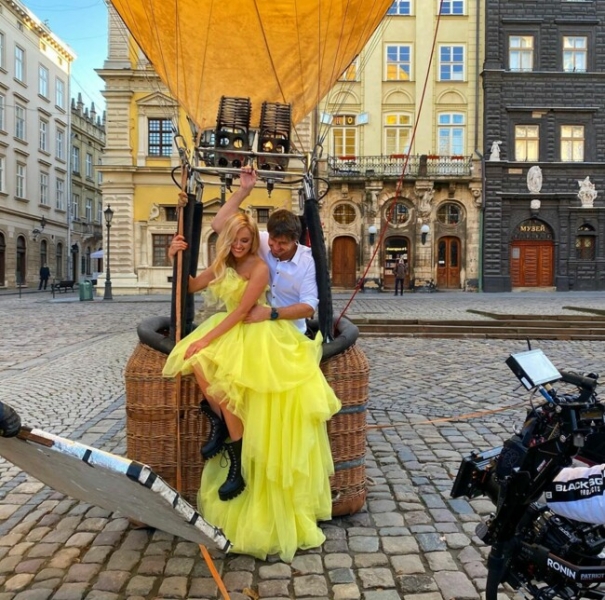 Ирина Федишин в ярком наряде устроила полет на воздушном шаре в центре Львова (фото)