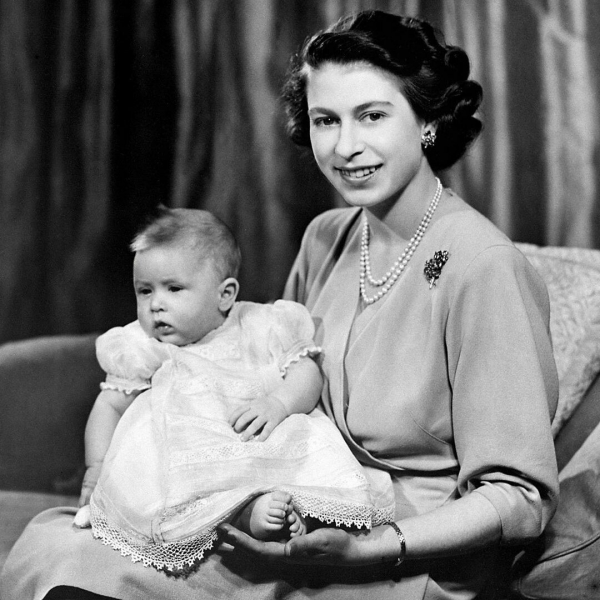 Королевская семья поздравила принца Чарльза с 72-летием, показав его детское фото