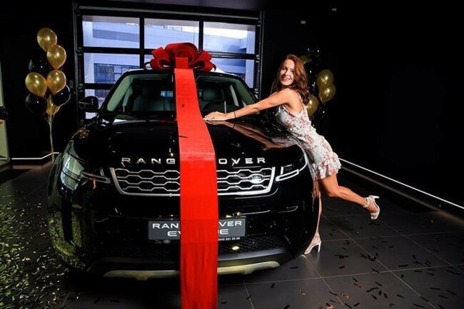 Кристина Горняк попала в ДТП на подаренном Range Rover. Ее хотели "развести" на деньги (видео)