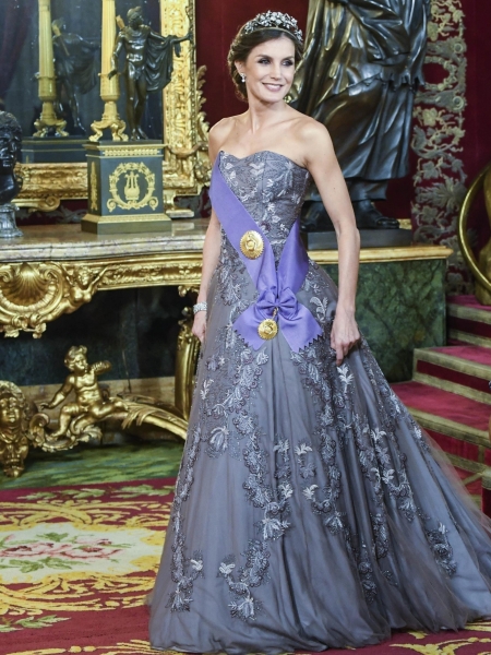 Лаконичный образ с акцентом на талии: эффектный лук от королевы Испании