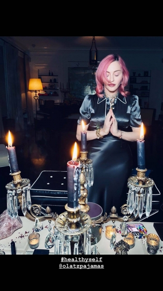 Мадонна провела сеанс медитации в шикарном атласном платье