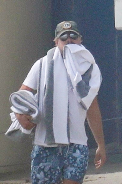 Мастер маскировки: смешные фото, как Ди Каприо прячется от папарацци
