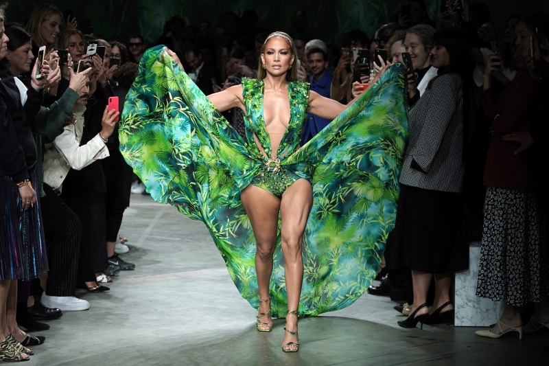 Модный провал: Дженнифер Лопес выбрала наряд, делающий фигуру невыразительной