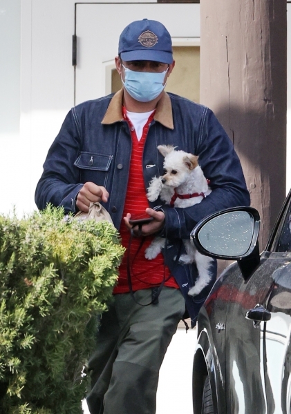 Нежность зашкаливает: Орландо Блум в обнимку с щенком на прогулке