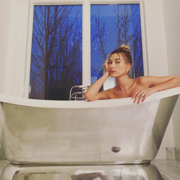 Шелк и кружево: Ермолаева выложила откровенное фото из ванной