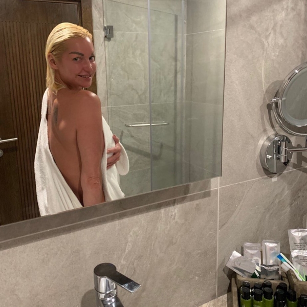 Шелк и кружево: Ермолаева выложила откровенное фото из ванной