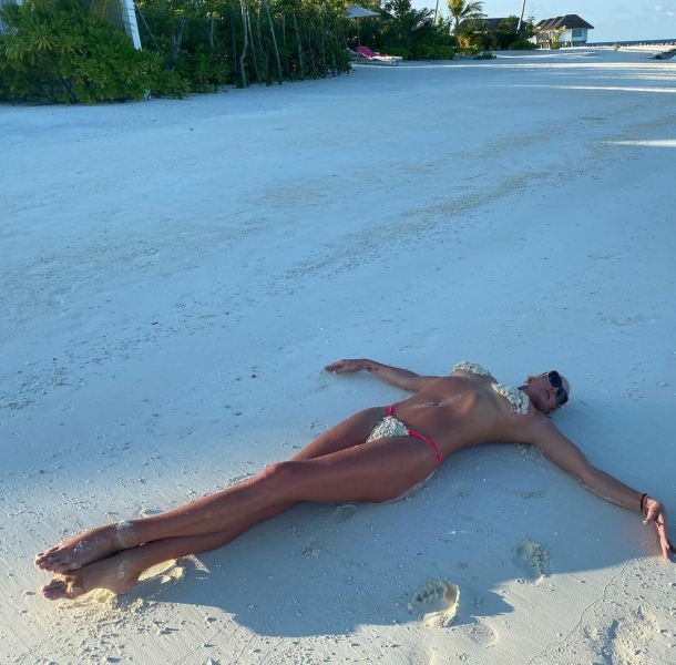 Спустя 10 лет: Анастасия Волочкова повторила свое скандальное фото на пляже
