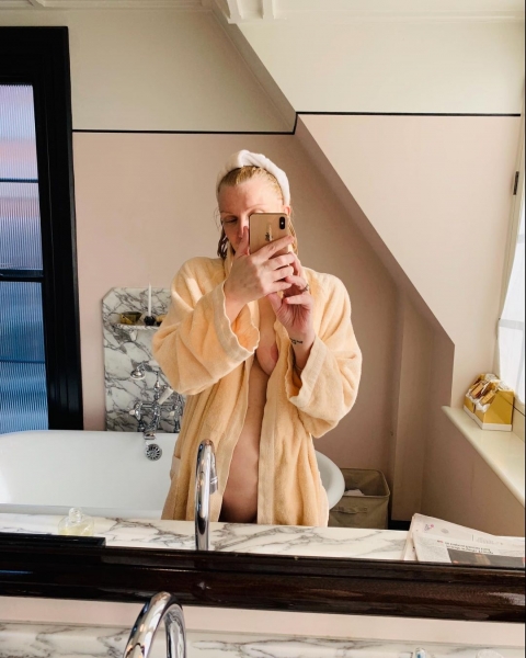 56-летняя Кортни Лав без макияжа выложила пикантное фото из ванной