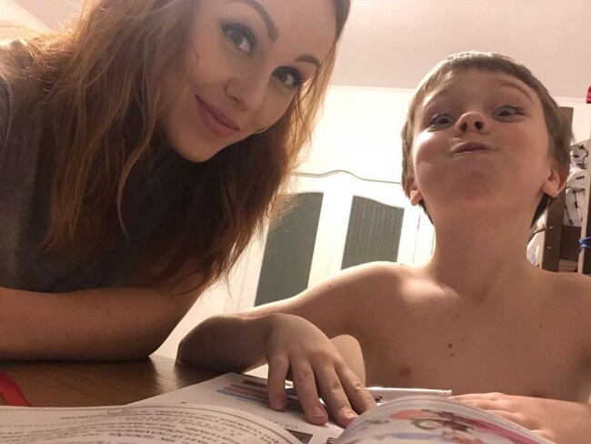Alyosha на забавном фото показала, как делает уроки с сыном