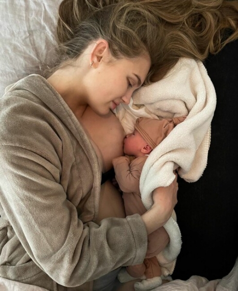 "Ангел" Victoria's Secret Роми Стрейд впервые стала мамой: фото