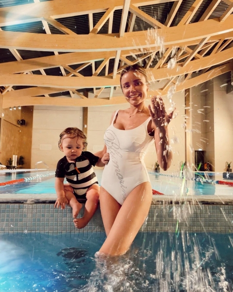 Ассоль похвасталась фигурой в купальнике спустя 9 месяцев после родов