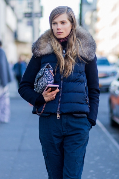 Бежевая и пушистая: Селена Гомес показала самую модную шубку этой зимы