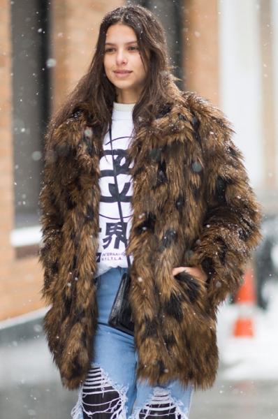 Бежевая и пушистая: Селена Гомес показала самую модную шубку этой зимы