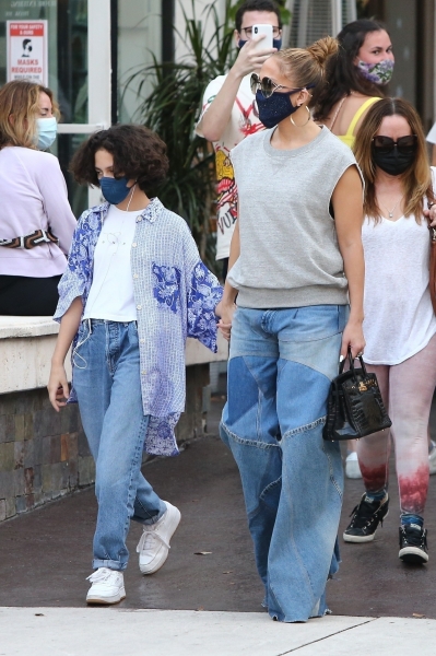 Джей Ло вышла погулять в джинсах для толстушек за 250 000 рублей