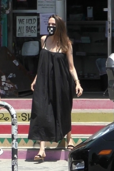 Джоли надела сапоги, которые нельзя носить девушкам с худыми ногами
